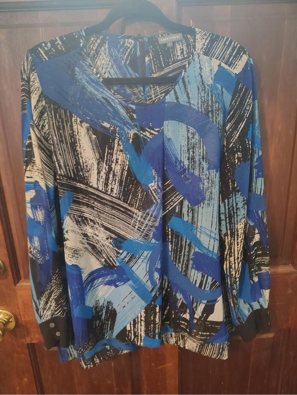 Vince Camuto womens abstract pullover blouse featuring a bold blue, black,...